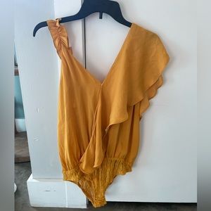 Boutique yellow bodysuit. Never worn! Size medium.